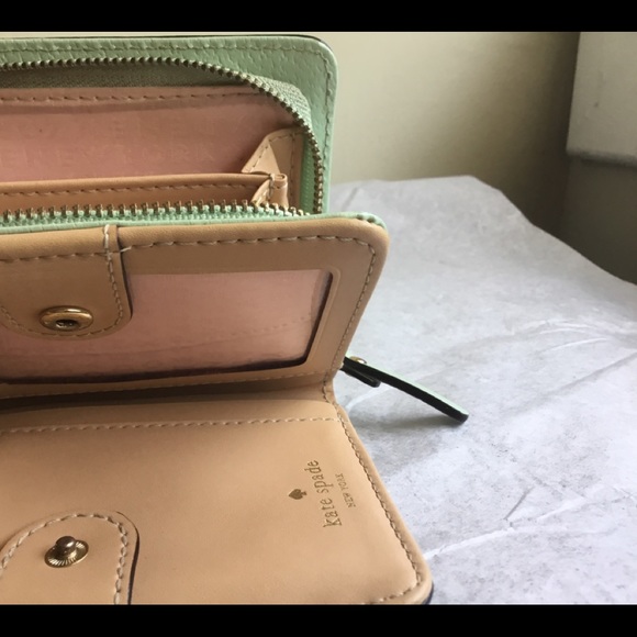 Kate Spade wallet. - Picture 4 of 5